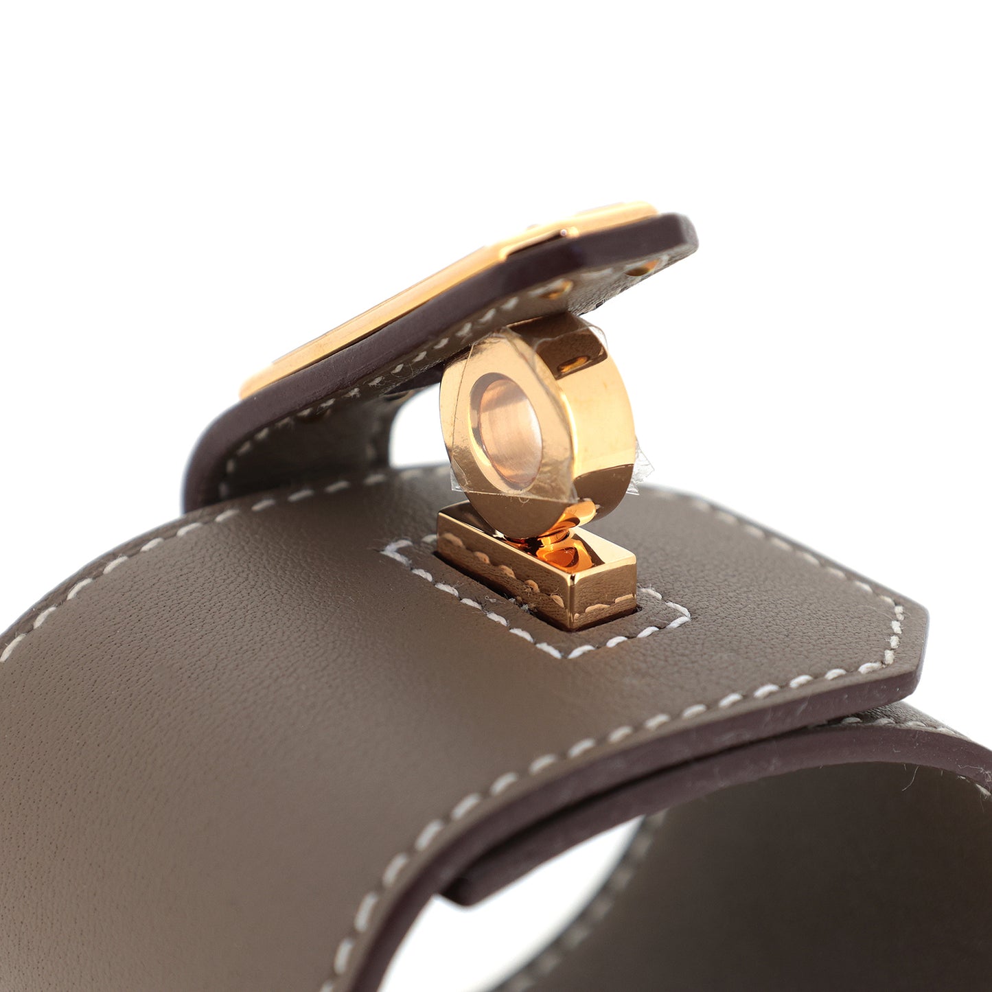 未使用、展示品质 HERMES Kelly Twist GM Etoupe 手镯，玫瑰金，带有 B 印章、T1、米色。