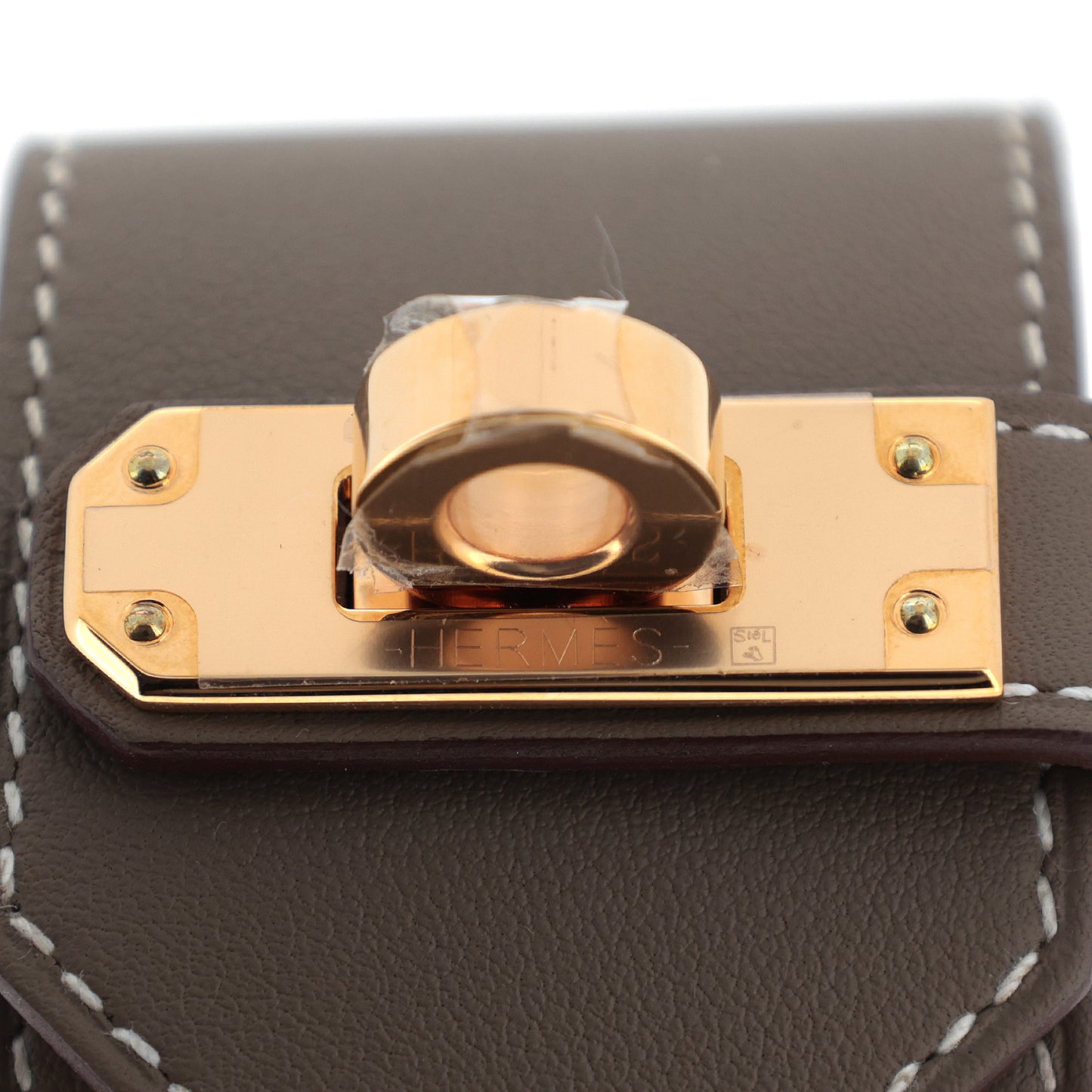 未使用、展示品质 HERMES Kelly Twist GM Etoupe 手镯，玫瑰金，带有 B 印章、T1、米色。