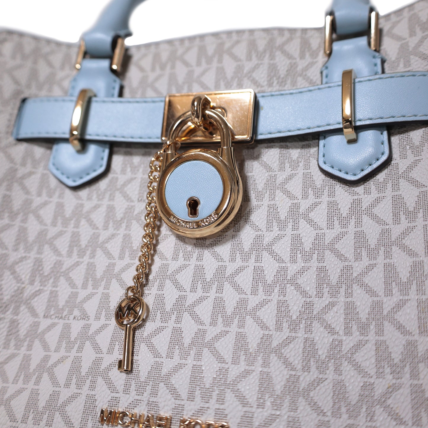 MICHAEL KORS マイケルコース  MKシグネチャー ライトブルー ホワイト系 ゴールド金具  鍵付き  ブルー  レディース ハンドバッグ