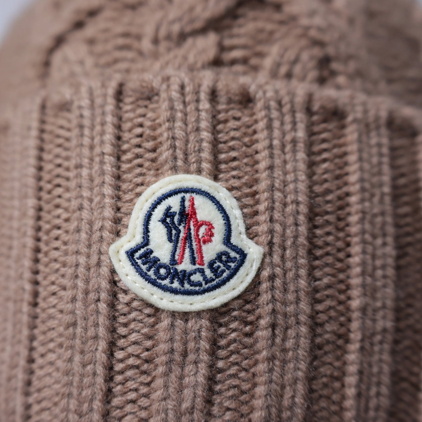美品 MONCLER モンクレール ポンポン付 ニット帽 J20933B00029 ユニセックス ベージュ レディース 帽子