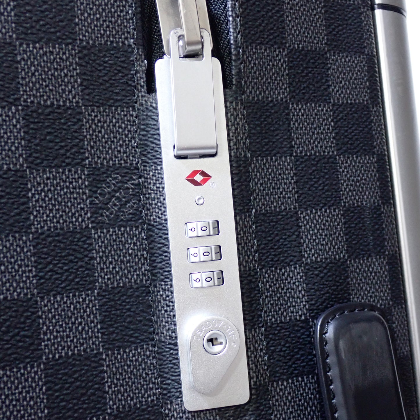 LOUIS VUITTON ルイ・ヴィトン ホライゾン55 スーツケース キャリー N23209 ダミエグラフィット 37L ブラック メンズ キャリーバッグ
LV