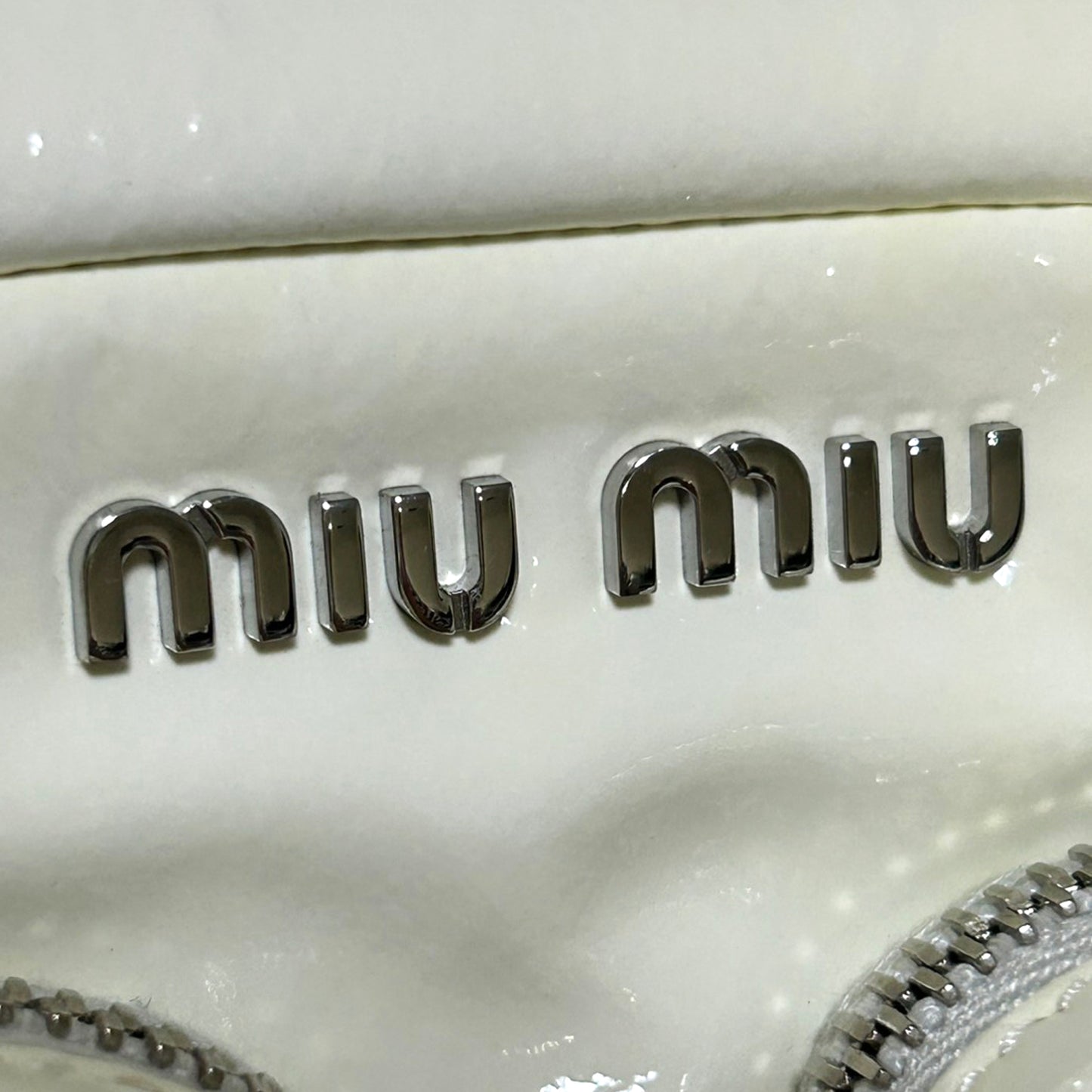 miumiu ミュウミュウ パテント レザー ホワイト ポーチ付き ホワイト レディース ショルダーバッグ