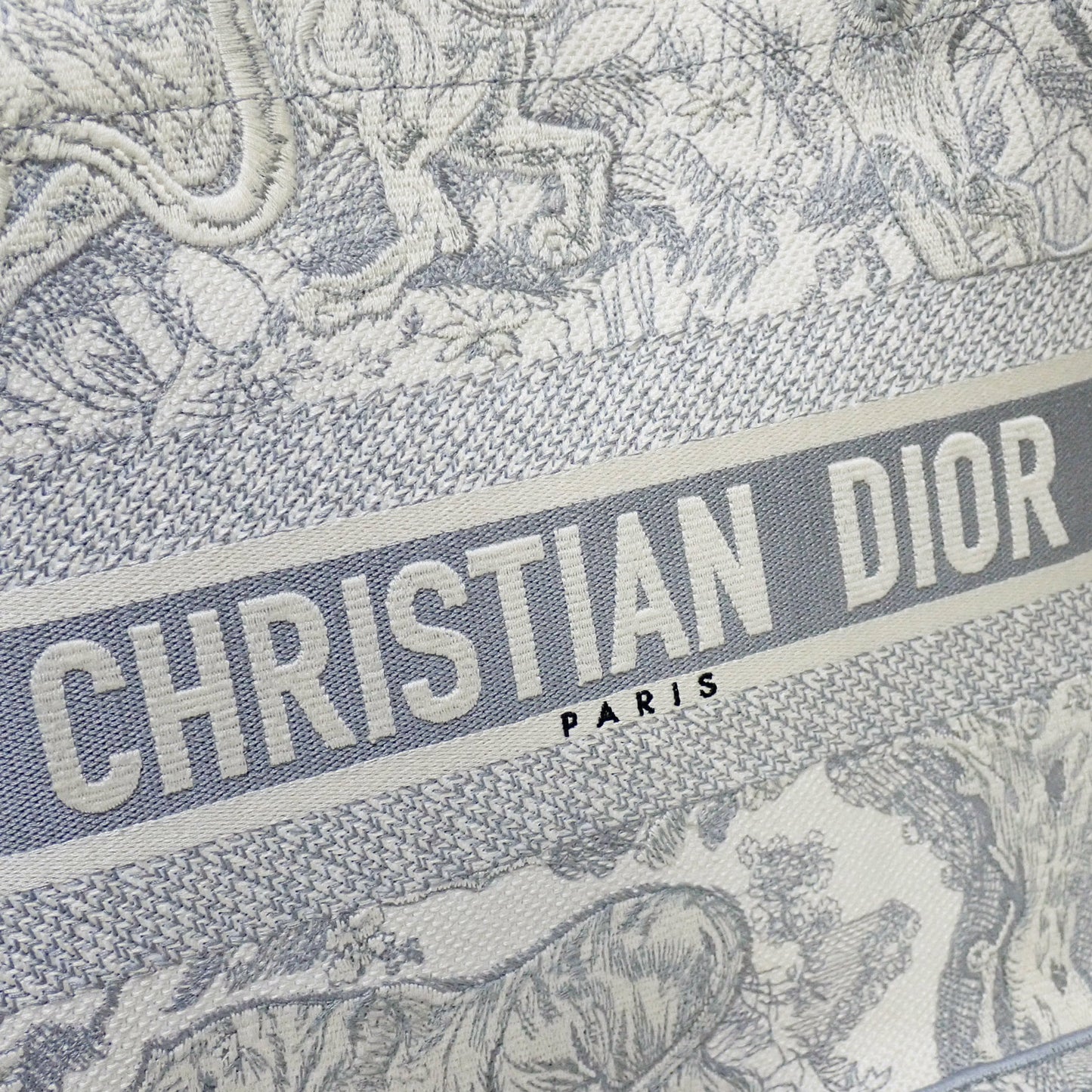 DIOR 디올 북 토트 미디엄 토일 드 주이 자수 M1296ZTDT_M20I 화이트 여성용 토트백