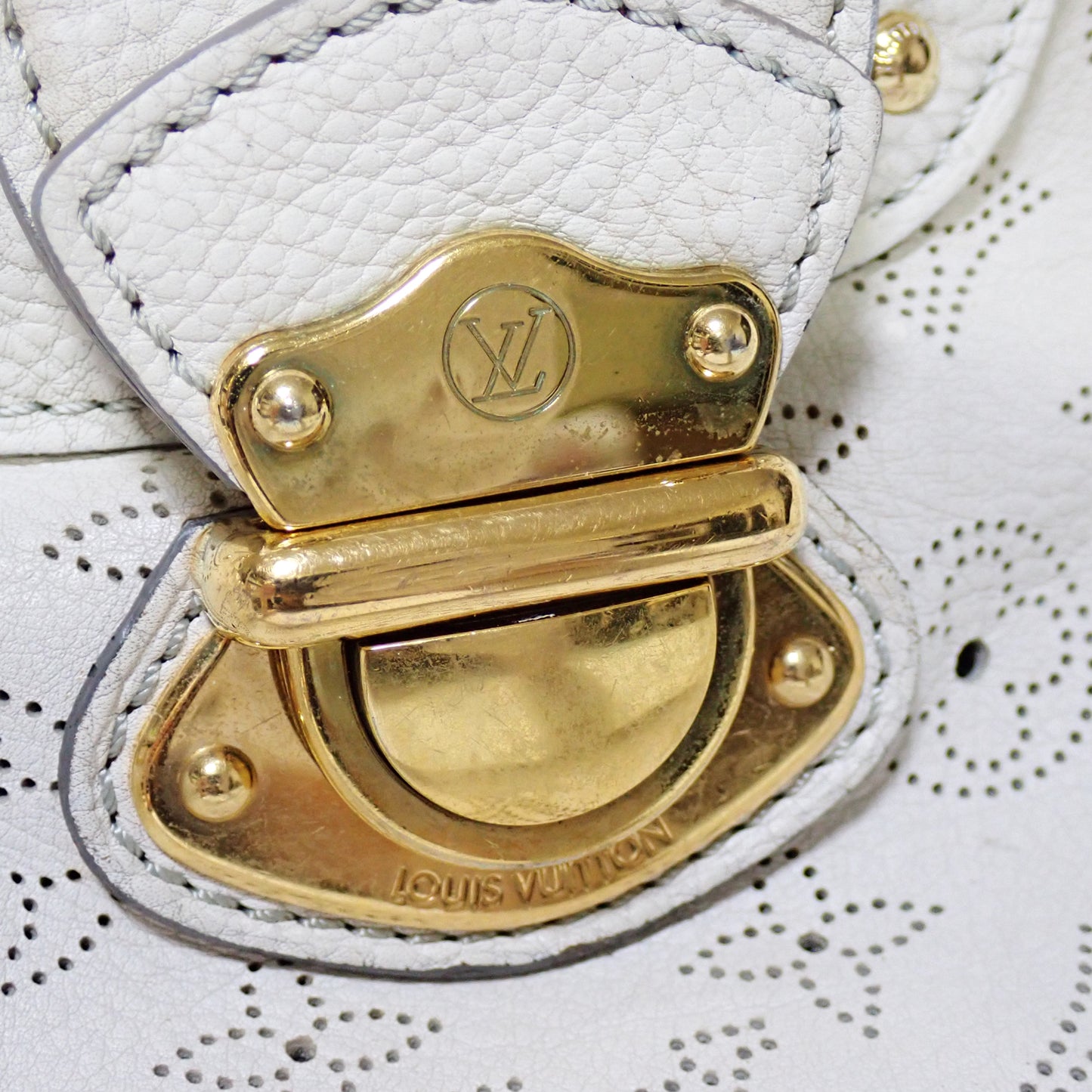 LOUIS VUITTON ルイ・ヴィトン マヒナ ソーラーPM M93126 モノグラム ホワイト レディース トートバッグ
LV