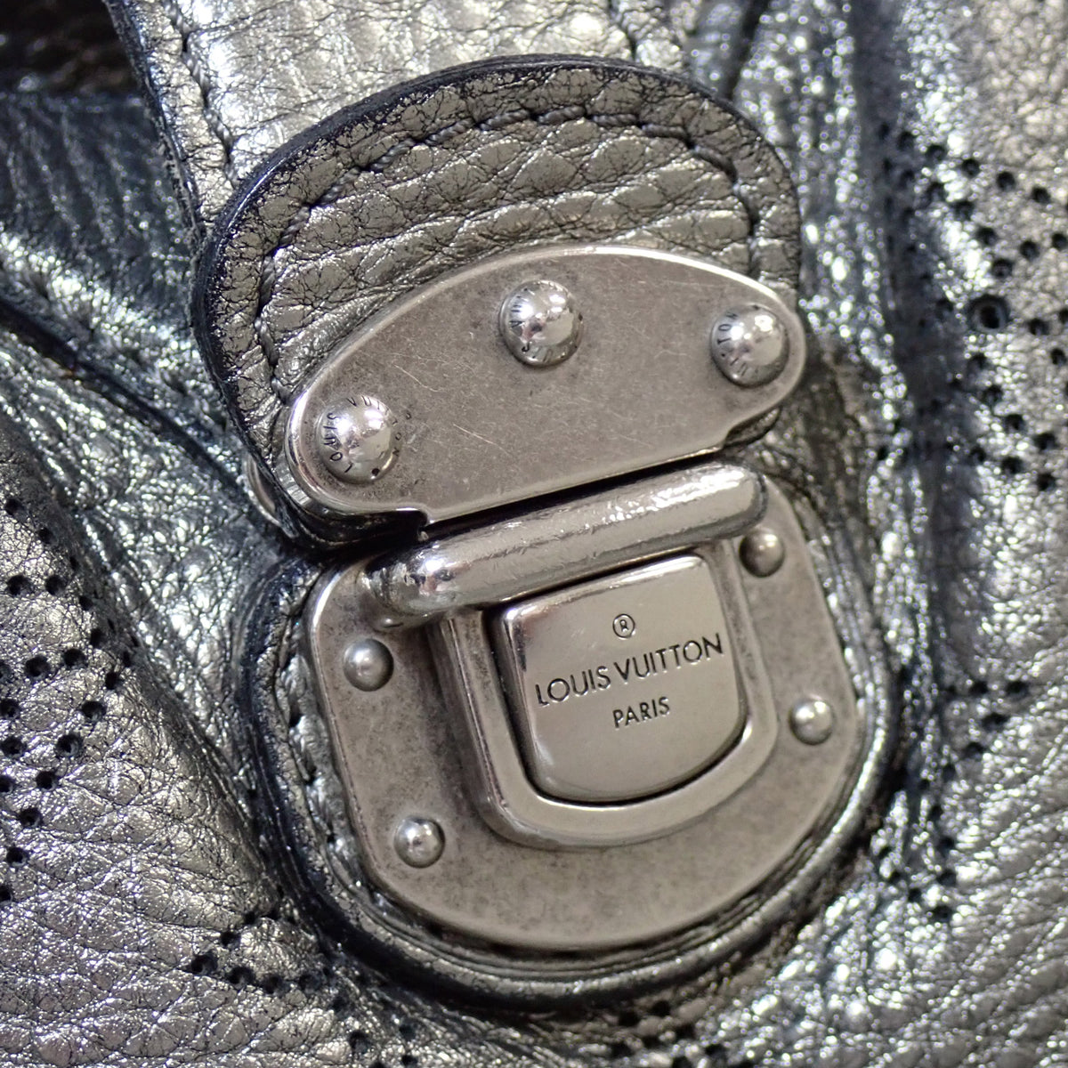 LOUIS VUITTON ルイ・ヴィトン マヒナ XS アルジャン M95718 メタリックシルバー シルバー レディース ショルダーバッグ
LV